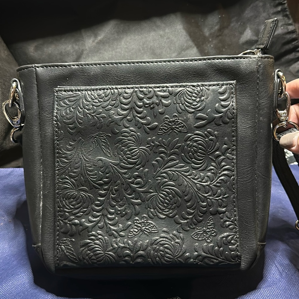 Gun Tote’n Mamas, Black leather small concealed carrying crossover. Great cond.